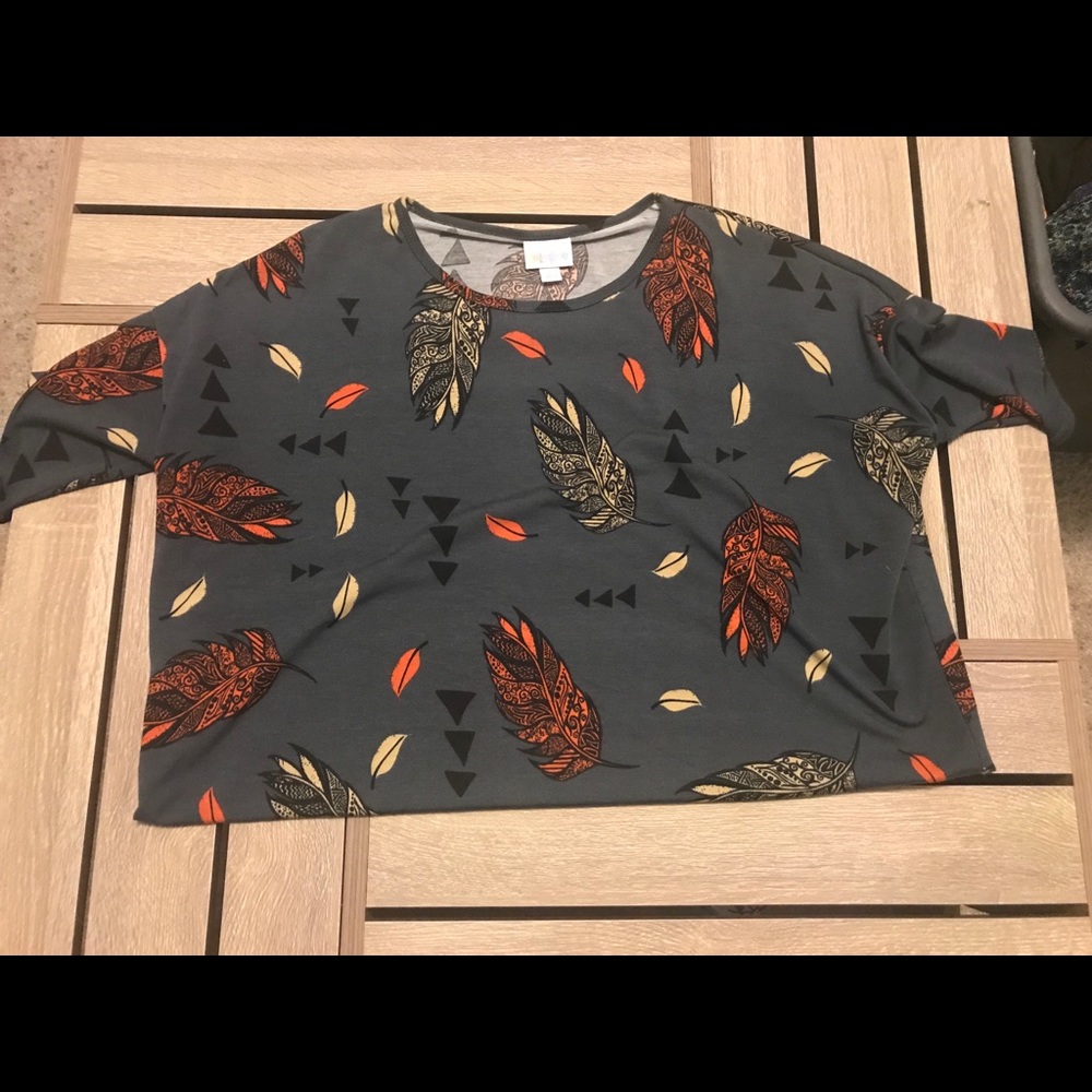 VGUC Feather Lularoe Irma Tunic